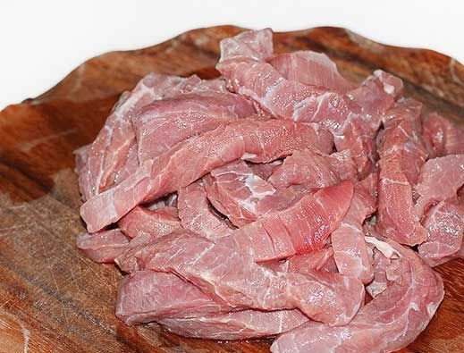 1. Этап. Тефтели под томатным соусом: 1. Для начала нужно вымыть и просушить мясо.