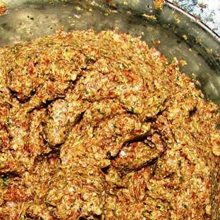 1. Этап. Пикантные хлебцы: Смешиваем измельченные ингредиенты, месим из них густое тесто. Густоту можно регулировать добавлением измельченных семян или воды.