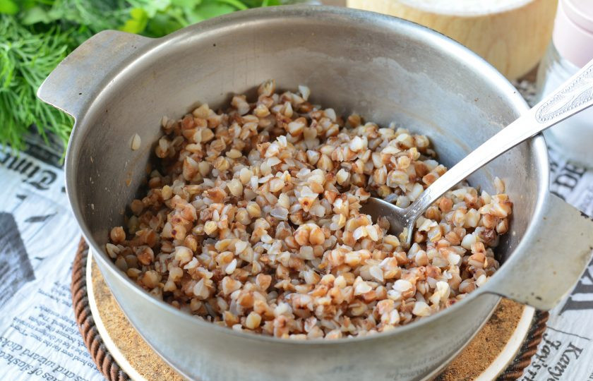 1. Этап. Бефстроганов с гречкой: Варите гречку 20 минут, она впитает всю жидкость. Перемешайте кашу.