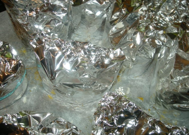 1. Этап. Рулетики из моркови Фуршетные: 4. Заворачиваю верх каждого колечка из фольги, отправляю в разогретый до 180 градусов духовой шкаф на 30 минут.