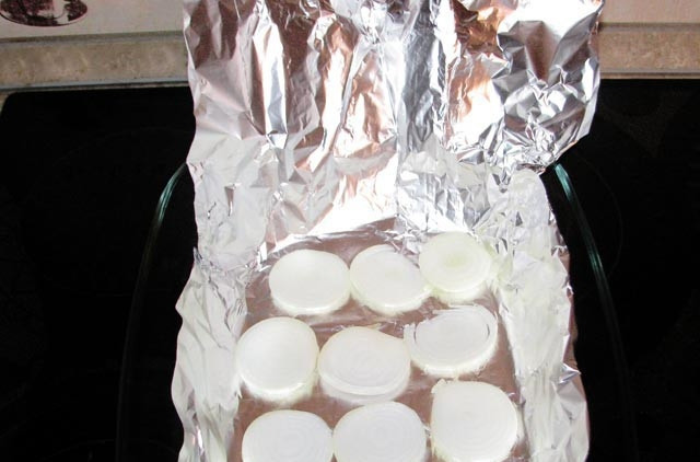 1. Этап. Мясо по-императорски: 4. Луковицу очистить и нарезать толстыми кольцами. Противень или форму для запекания застелить фольгой. Выложить дно луковыми кольцами.