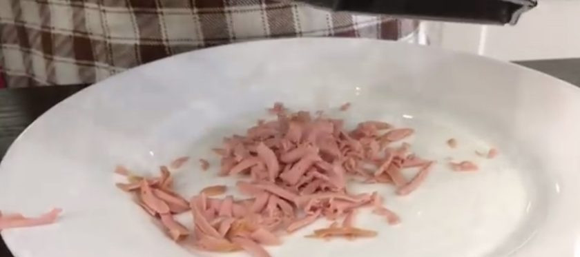 1. Этап. Бутерброды на все случаи жизни: 1. Первый вариант. Сосиски и треть сыра натрите на крупной терке. Переложите в миску и добавьте нарезанные кубиками помидоры. Измельчите зелень и добавьте к сосискам.