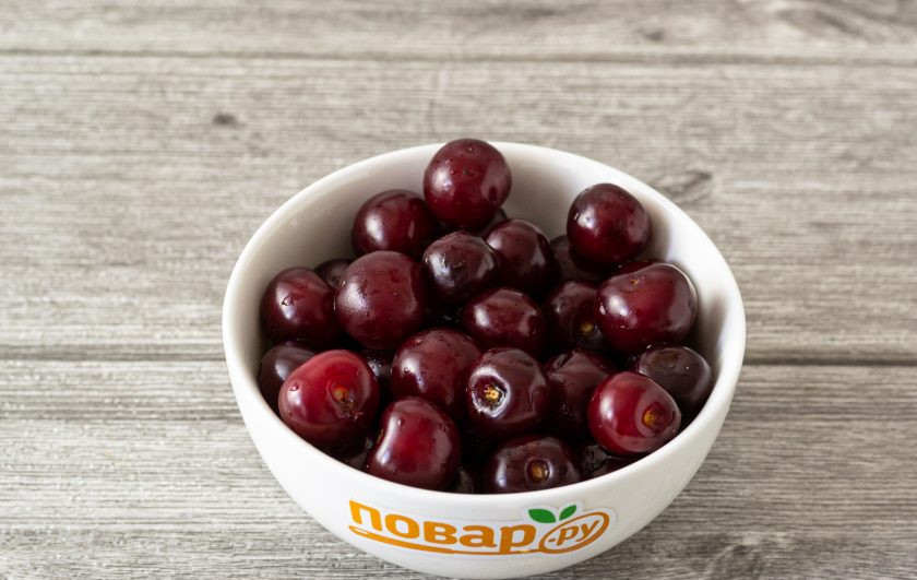 1. Этап. Варенье из вишни без косточек: Вишню переберите, удалите все листочки и веточки. Тщательно промойте и обсушите.