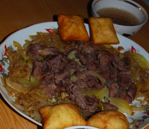 1. Этап. Конина в духовке: Подавать готовую конину в духовке можете с бульоном и традиционными татарскими булочками.