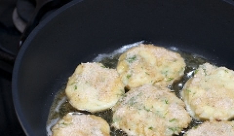 1. Этап. Картофельные биточки: Из получившейся массы формируем биточки, обваливаем в муке или сухарях и жарим на разогретой сковороде на растительном масле.