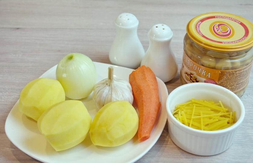 1. Этап. Суп с фасолью и лапшой: Для приготовления супа возьмите необходимые продукты: картофель, морковь, лук, чеснок, фасоль консервированную, куркуму, лапшу готовую или домашнюю, растительное масло, специи.