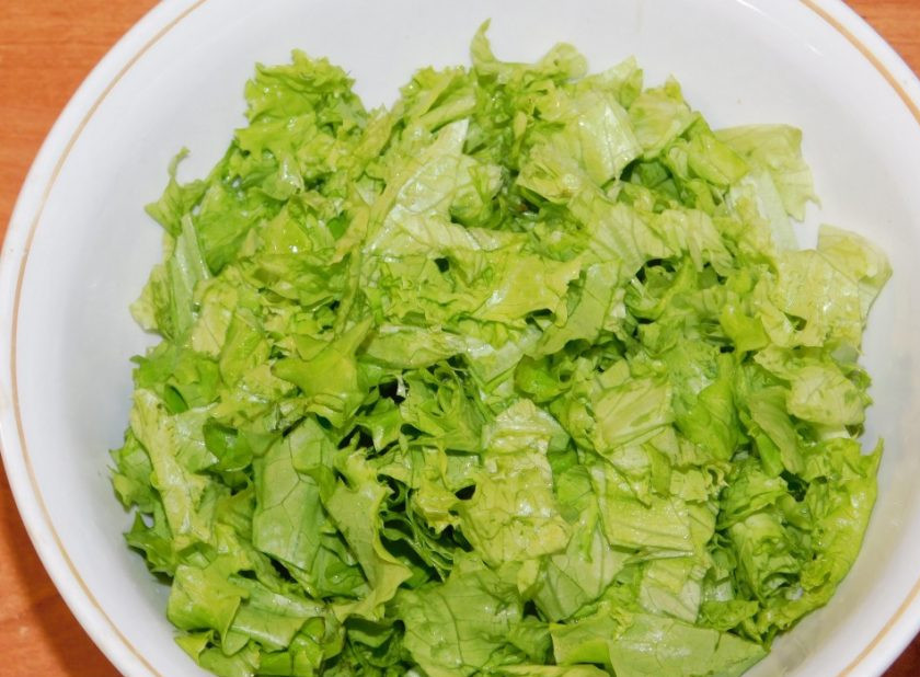 1. Этап. Салат Улыбка: Добавьте нарезанные листья салата.
