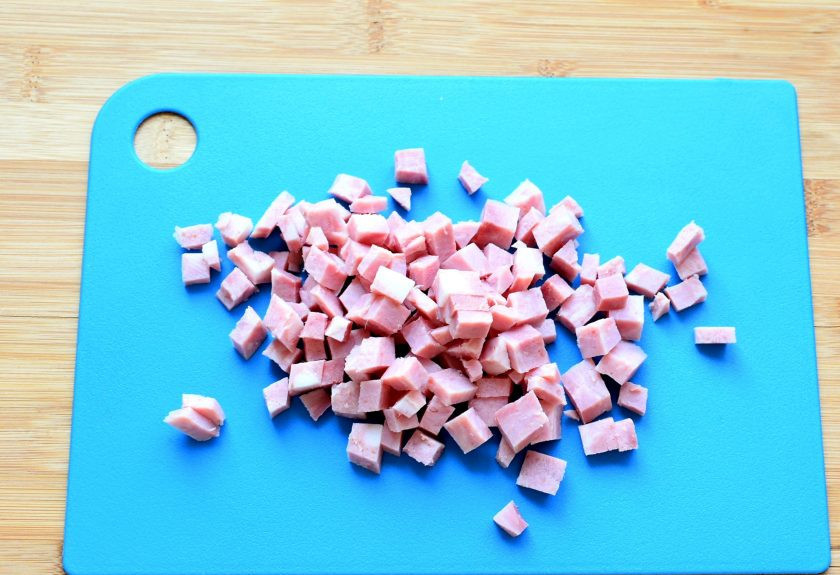 1. Этап. Французский хлеб с ветчиной: Ветчину нарежьте мелкими кубиками. Добавьте в тесто в середине замеса.