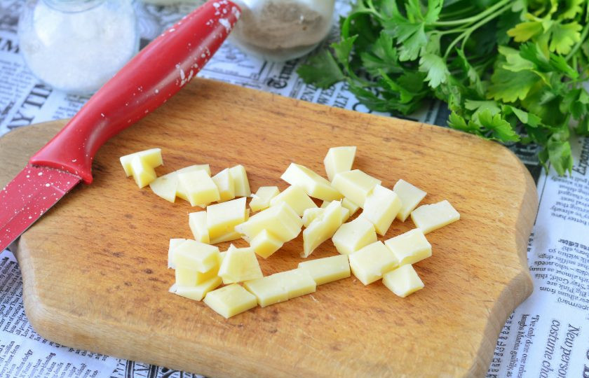 1. Этап. Ананасы под сыром в духовке: Нарежьте кубиками твердый сыр.