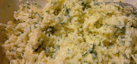 1. Этап. Крабовые палочки с сыром: 3. Вымыть, обсушить и измельчить свежую зелень. В небольшом салатнике соединить сыр с чесноком и зеленью. Добавить немного майонеза (сметаны) по вкусу и перемешать. При желании можно всыпать щепотку соли или перца.