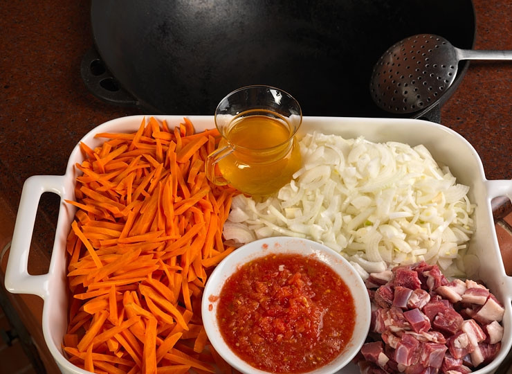 1. Этап. Шавля по-узбекски: 1. Вам понадобятся следующие ингредиенты: много овощей, немного мяса, нарезанного небольшими кусочками и измельченные помидоры.