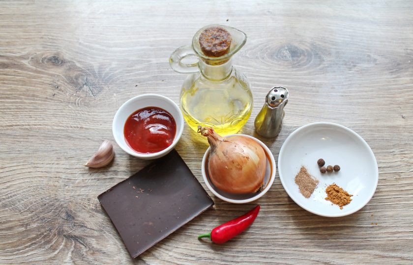 1. Этап. Шоколадный соус к мясу: Подготовьте все необходимые ингредиенты для приготовления шоколадного соуса для мяса.