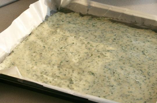 1. Этап. Рулет с семгой и зеленью: Противень застилаем пергаментной бумагой, выливаем на него нашу массу.