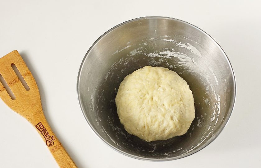 1. Этап. Узбекская лепешка с мясом: Замесите мягкое и эластичное тесто. Соберите его в шар, накройте полотенцем и дайте полежать 20 минут.