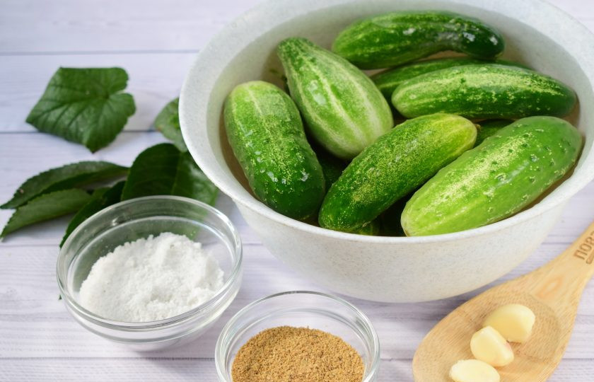 1. Этап. Соленые огурцы с горчицей: 2. Огурцы замочите в холодной воде на пару часов. Банки помойте с содой.