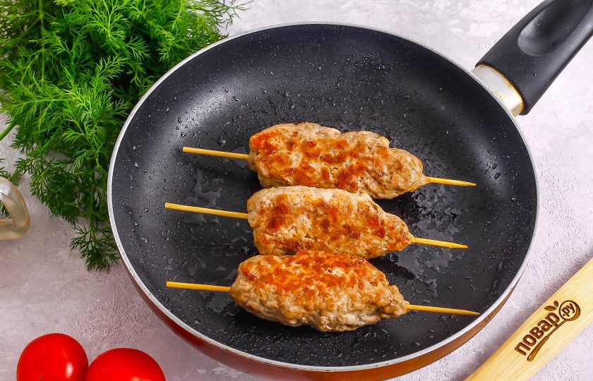 1. Этап. Шаурма с кебабом: Картофель очистите от кожуры, промойте в воде и нарежьте брусочками. Обжарьте в течение 6-10 минут на сковороде в растительном масле и выложите на тарелку. В этом же масле обжарьте и люля-кебаб. Сначала мясные заготовки выделят сок, после выпаривания которого, они начнут обжариваться. На это уйдет примерно 10-12 минут.