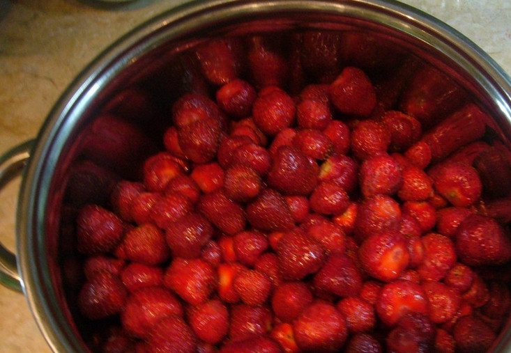 1. Этап. Клубничное варенье с целыми ягодами: 1. Клубнику хорошо промоем и оставим, чтобы вода стекла.