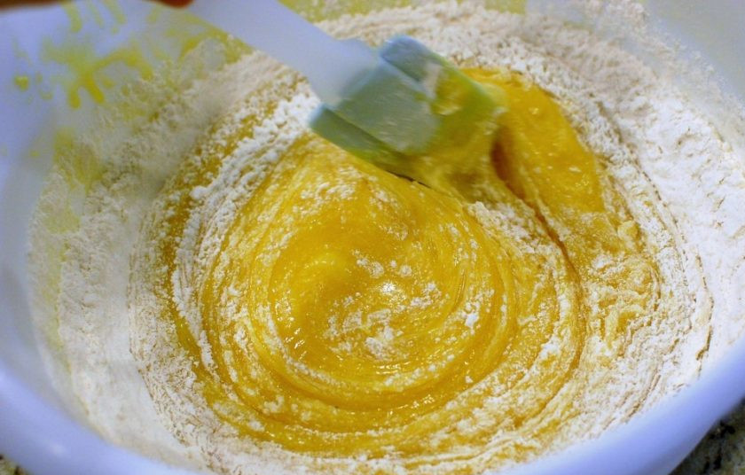 1. Этап. Выпечка с белым шоколадом: 4. Добавьте просеянную муку и разрыхлитель.