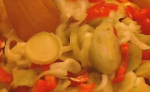 1. Этап. Салат из помидор и огурцов на зиму: Перекладываем овощи в кастрюлю с маринадом, перемешиваем и варим на среднем огне 20 минут с момента закипания.