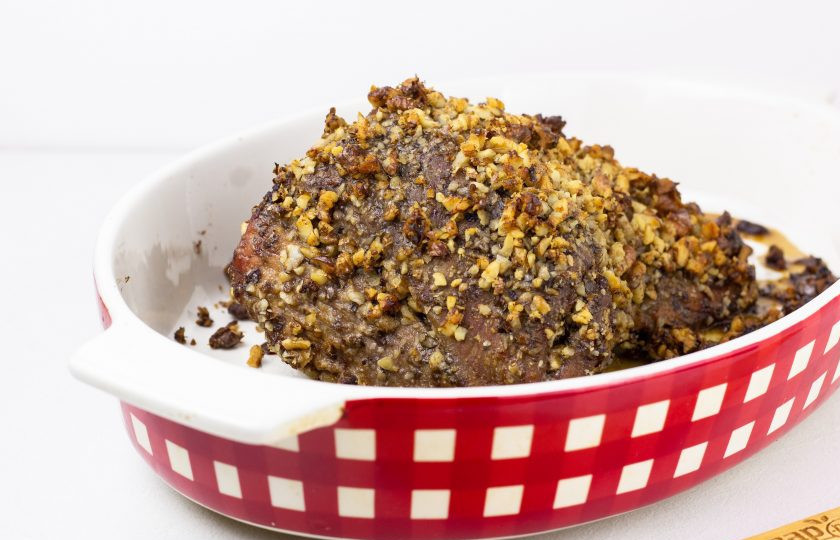 1. Этап. Свинина с орехами: Запекайте мясо 1 час 20 минут при температуре 180 градусов. Если через 40 минут орехи будут достаточно подрумянены, то убавьте температуру до 150-160 градусов и продолжайте готовить.