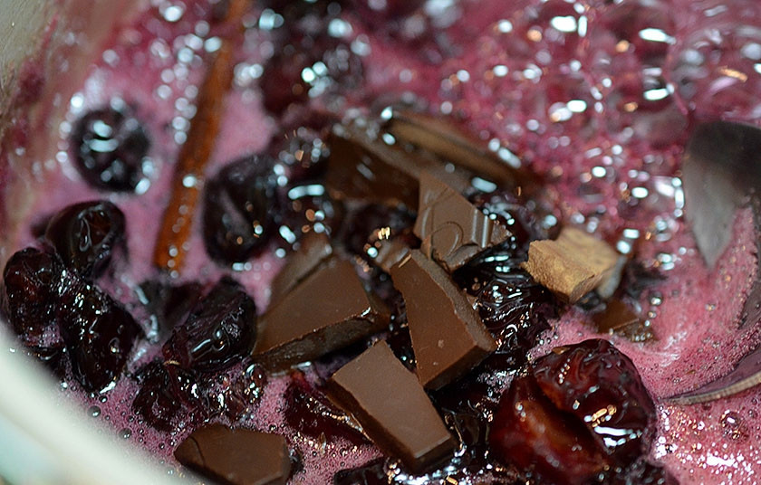 1. Этап. Вишневое варенье с шоколадом: 4. Добавьте поломанный шоколад. Перемешайте и снимите с огня.