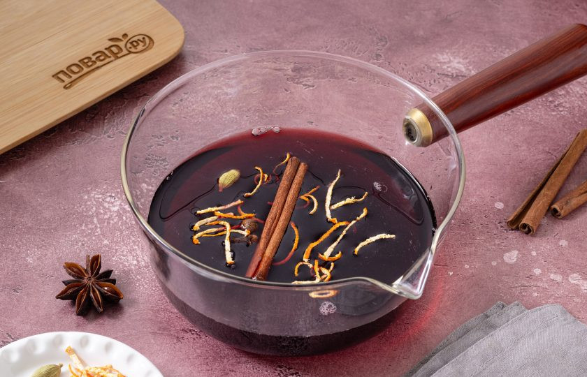 1. Этап. Коктейль Глинтвейн: Добавьте все пряности и апельсиновую цедру. Нагрейте на небольшом огне, постоянно помешивая и доведите почти до кипения.