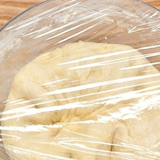 1. Этап. Французский багет: 7. Выложите тесто в большую миску, оберните пищевой пленкой.