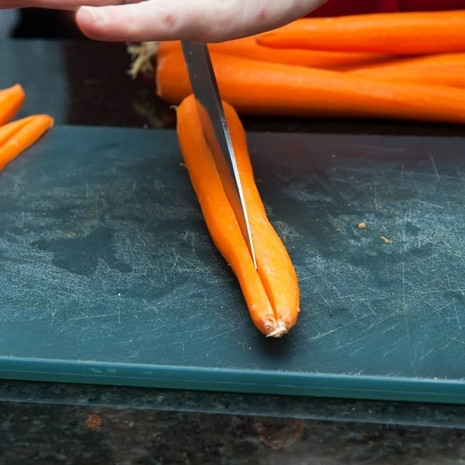 1. Этап. Запеченная морковь: 1. Морковь очистите, промойте, разрежьте на четвертинки.