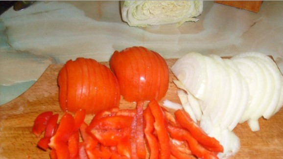 1. Этап. Пангасиус в фольге с овощами: Рыбу режем на порционные куски. Помидоры, лук — полукольцами. Морковку трем на крупной терке, салат китайский (или просто капусту) и перец — соломкой.