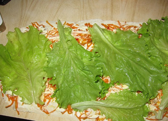 1. Этап. Лаваш с корейской морковкой и сыром: 4. Осталось вымыть листья салата и просушить как следует. Выложите их на лаваш. Кроме листьев подойдет также измельченная зелень по вкусу - укроп, петрушка и т.д.