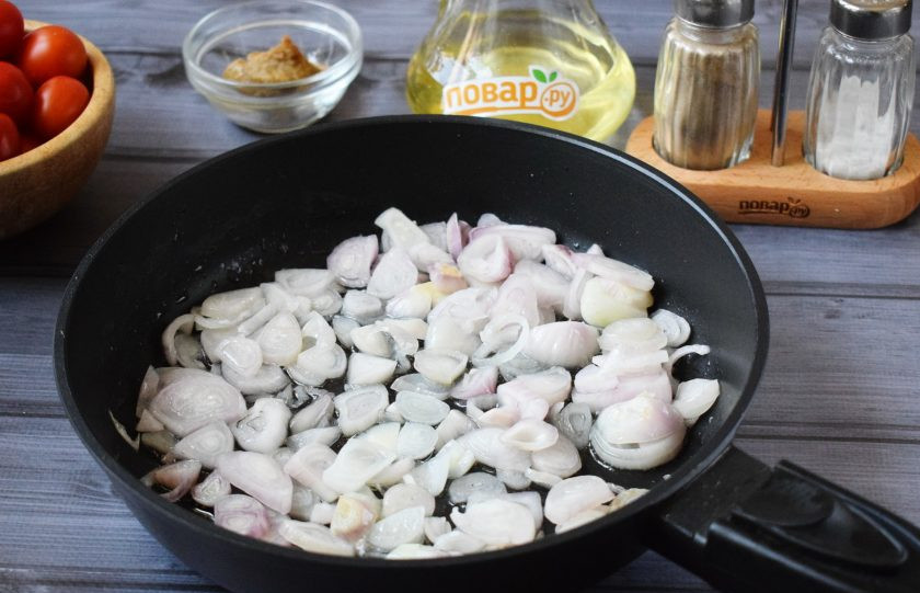 1. Этап. Жареная курица с луком-шалот и помидорами: 3. Добавьте в сковороду лук-шалот, нарезанный кольцами. Готовьте до мягкости и прозрачности.