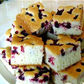 1. Этап. Летний кекс с ягодами: 6. Нарезаем на кусочки уже остывший пирог. Так же этот пирог можно с успехом заморозить, затем подавать его в любое время. Приятного аппетита!