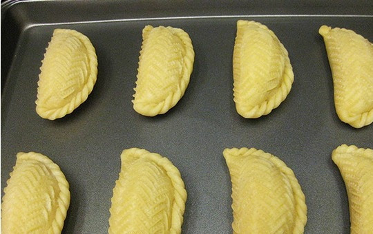 1. Этап. Шакер-бура: Готовые шакер-бура разложите на сухом и холодном противне.