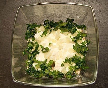 1. Stage. Salad Tale: Lubricate the breast with mayonnaise, sprinkle with finely chopped onions and parsley.