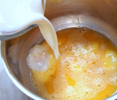 1. Этап. Кексы медовые: 3. Растопите сливочное масло и дайте ему немного остыть. Добавьте к яйцам молоко, перемешайте и влейте масло.