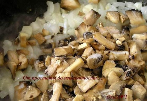 1. Этап. Спагетти с чечевично-грибным соусом: Добавить нарезанные грибы 9у меня шампиньоны из морозилки). Готовьте, пока не испарится лишняя жидкость.