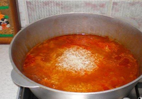 1. Этап. Ризотто с кроликом: 5. В холодной воде промоем рис, засыпаем в казан и доливаем бульон. Минут двадцать тушим на слабом огне. По необходимости, бульон подливаем.