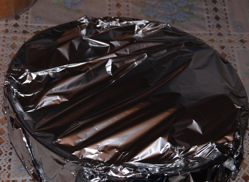 1. Этап. Свиная вырезка с розмарином: 9. Кладем его теперь в форму для запекания и закрываем фольгой. Отправляем в духовку (разогретую до 180-200 градусов) на 50 минут.