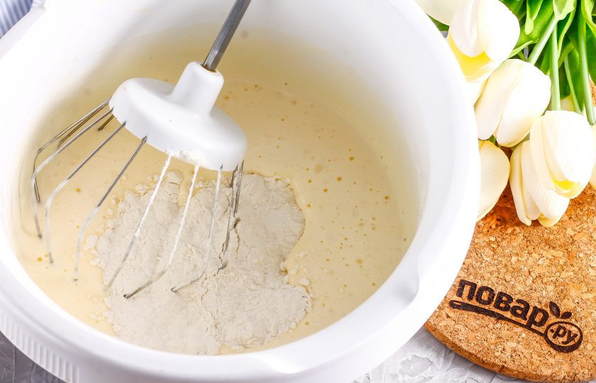 1. Этап. Бисквит без глютена: Всыпьте разрыхлитель и рисовую муку, вмешайте венчиком или силиконовой лопаткой, не выпуская пузырьки воздуха из теста.