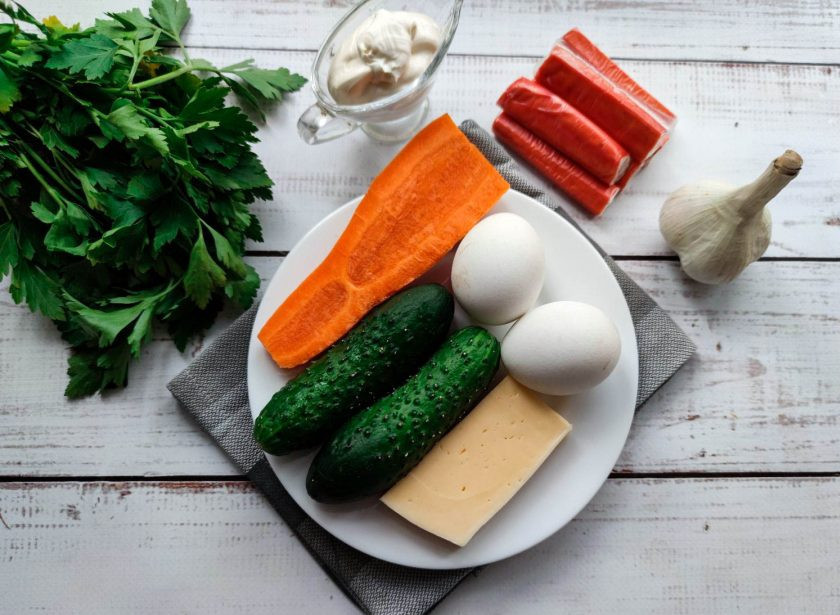 1. Этап. Салат Калейдоскоп с крабовыми палочками: Подготовьте все необходимые ингредиенты.