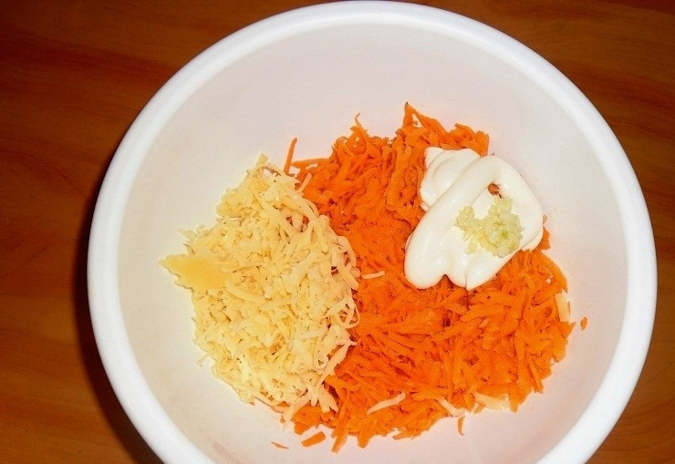 1. Этап. Салат сырный с чесноком и морковью: 4. В миску перекладываю измельченную морковь, твердый сыр и чеснок, кладу немного майонеза и солю.