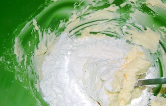 1. Этап. Песочное печенье Звездочки (пошаговый рецепт): Добавляем сахарную пудру и продолжаем взбивать все вместе на протяжении 5-ти минут.