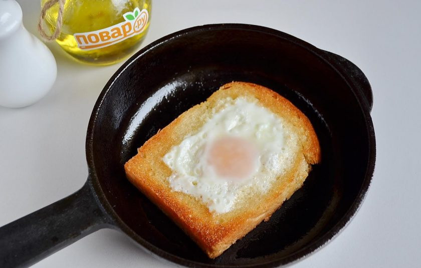 1. Этап. Яичница по-французски: 6. Яйцо слегка присолить и жарить до готовности.