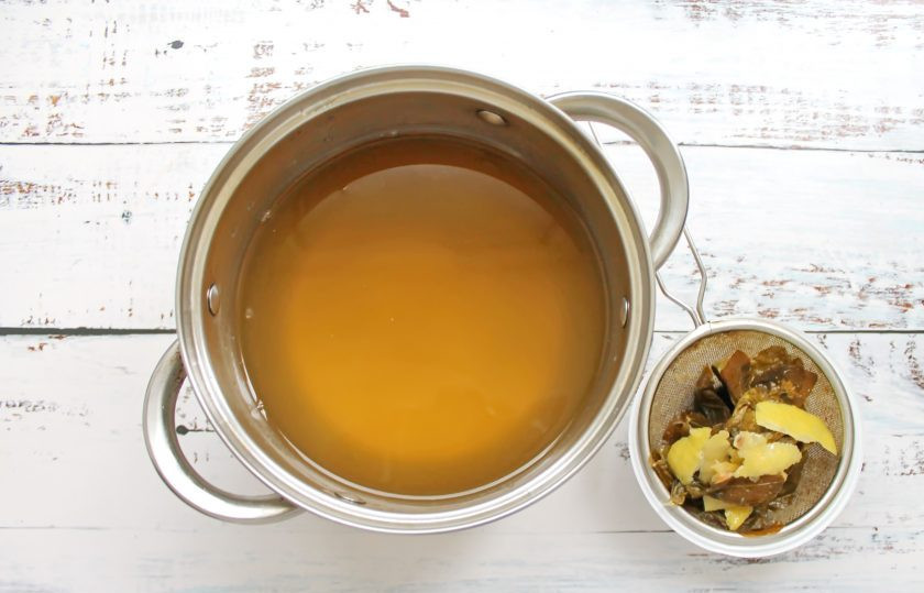 1. Этап. Медовуха на самогоне в домашних условиях: Процедите настойку через мелкое сито и разлейте по бутылкам.