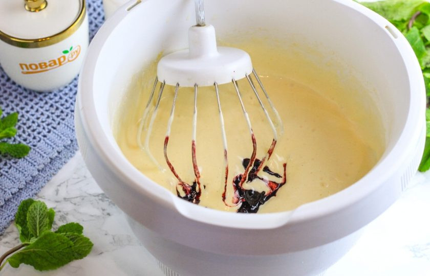 1. Этап. Торт из варенья черной смородины: Выложите варенье и перемешайте. Масса сразу же окрасится в лиловый цвет.