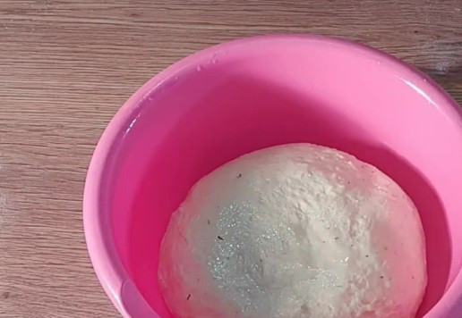 1. Этап. Круглые пирожки с овощами и яйцом: 5. Миску смазываем растительным маслом (0,5 ст. л.) и кладём тесто, накрываем прозрачным пакетом. Оставляем миску в теплом месте для подъема теста в 2,5 раза, примерно на 1-1,5 часа.