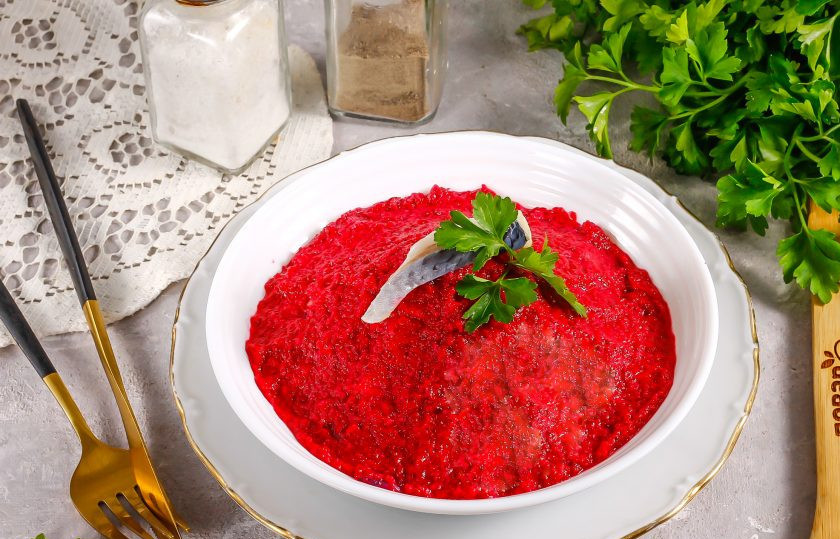 1. Этап. Форшмак со свеклой: Выложите форшмак в пиалу или креманку, подайте к столу с солеными крекерами, поджаренными тостами, сухариками или не сладкой выпечкой.