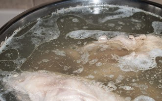 1. Этап. Диетический куриный суп: 1. Курицу помещаем в холодную воду и ставим вариться. Когда закипит - снимаем пену, солим, перчим, добавим специи.