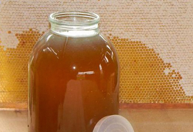 1. Этап. Самогон из мёда: Мед должен быть натуральным, иначе эффекта не будет.