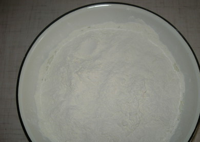 1. Этап. Галушки на кефире: 1. Первым делом необходимо просеять муку с солью. Количество муки предугадать довольно сложно, однако важно не переборщить, чтобы галушки оставались мягкими и воздушными.